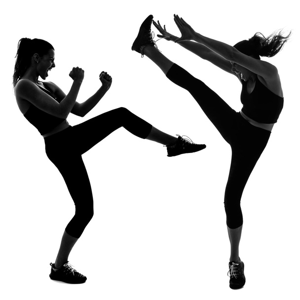 空気を蹴る格闘技をしている女性 - 写真・画像