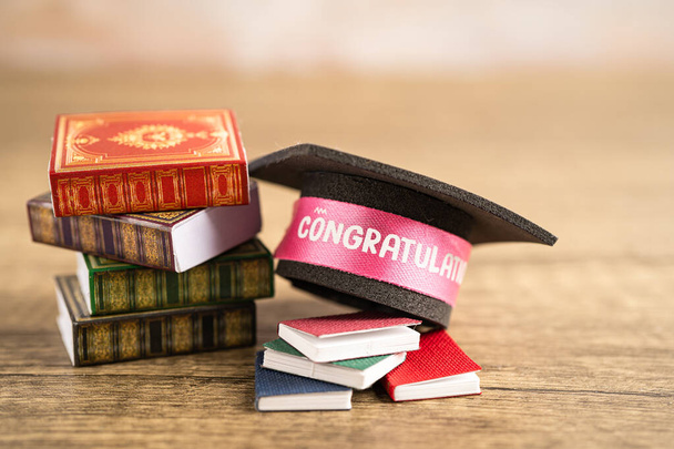 Absolventský klobouk na knize s kopírovacím prostorem, koncept výuky vysokoškolského vzdělávání. - Fotografie, Obrázek