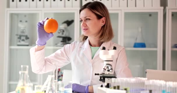 実験室顕微鏡分析におけるオレンジ果実サンプルの品質管理.遺伝子組み換え食品が健康に与える影響 - 映像、動画