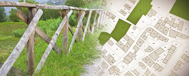 Appezzamenti verdi di terreno recintato con palizzate di legno - concetto di proprietà privata rurale con mappa catastale immaginaria e terreno verde naturale - Foto, immagini
