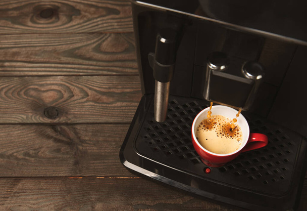 Koffiezetapparaat in moderne keuken interieur. Verse zwarte aromatische koffie gemaakt in een koffiezetapparaat. Morgenkoffie. Home Koffiezetapparaat in de keuken. Plaats voor tekst. kopieerruimte. - Foto, afbeelding