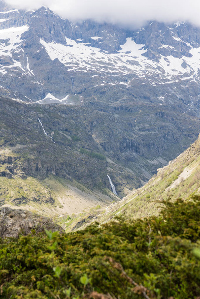 Vue sur le Cirque du Gioberney depuis les sentiers de randonnée jusqu'au Refuge de Chabourneou dans la vallée de Valgaudemar - Photo, image