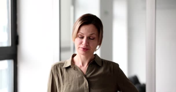 Portret van een geïrriteerde verontwaardigde vrouw die hoofd schudt in het kantoor. Ontevreden emoties en irritatie - Video