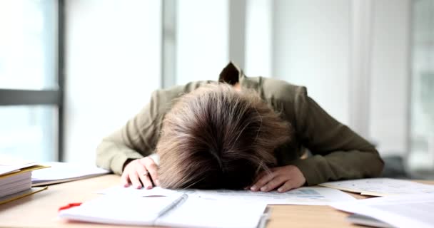 Unavená žena v kanceláři spí na uzavřeném stole. Spousta práce, vyhoření a přesčasy - Záběry, video