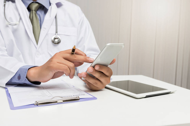 Medic working with modern smart phone, Medical network concep. - Фото, зображення