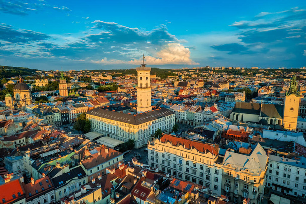 Πανοραμική θέα το καλοκαίρι από drone στο ιστορικό κέντρο της πόλης Lviv, Ουκρανία - Φωτογραφία, εικόνα