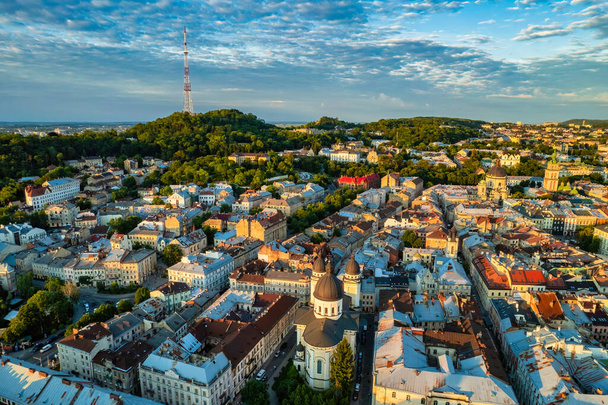 Panoramisch uitzicht vanaf de drone op het historische centrum van Lviv stad, Oekraïne - Foto, afbeelding