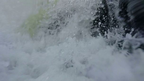 wchodzących woda zbliżenie - Materiał filmowy, wideo