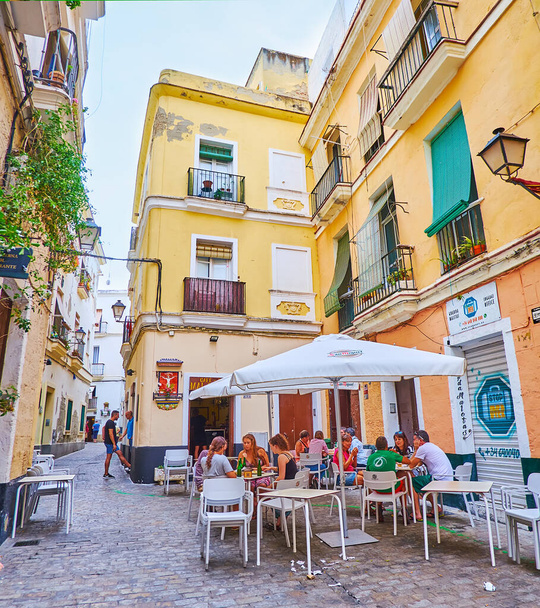 CADIZ, SPAIN - SEPT 21, 2019: The narrow vintage Calle Meson with old townhouses and outdoor dining, on Sept 21 in Cadiz - Foto, Imagen