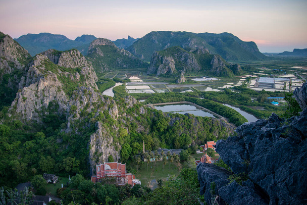 A paisagem e vista do Miradouro Khao Daeng na Vila de Khao Daeng no Parque Nacional Sam Roi Yot na Província de Prachuap Khiri Khan na Tailândia, Tailândia, Hua Hin, novembro de 2022 - Foto, Imagem