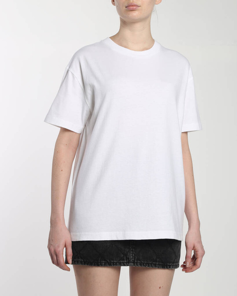 t-shirt feminina em um modelo em um fundo branco isolado - Foto, Imagem