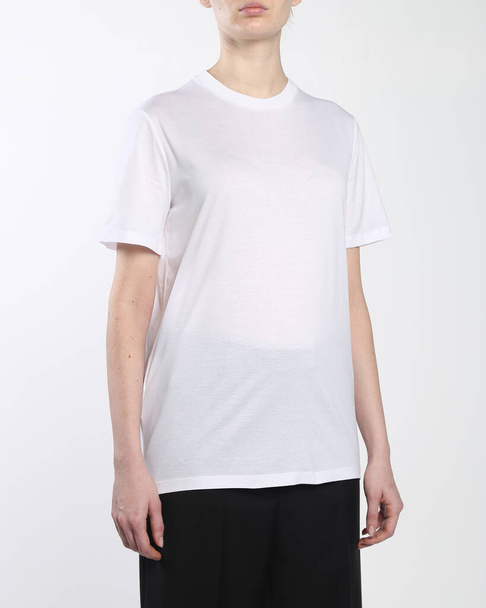 Camiseta de mujer sobre un modelo sobre fondo blanco aislado - Foto, Imagen