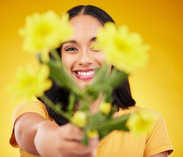 Счастливчик, портрет и женщина, изображающая цветы изолированные на желтом фоне в студии. Цветок, весна и девушка дарят букет в подарок, делятся растениями и свежими цветами с улыбкой. - Фото, изображение