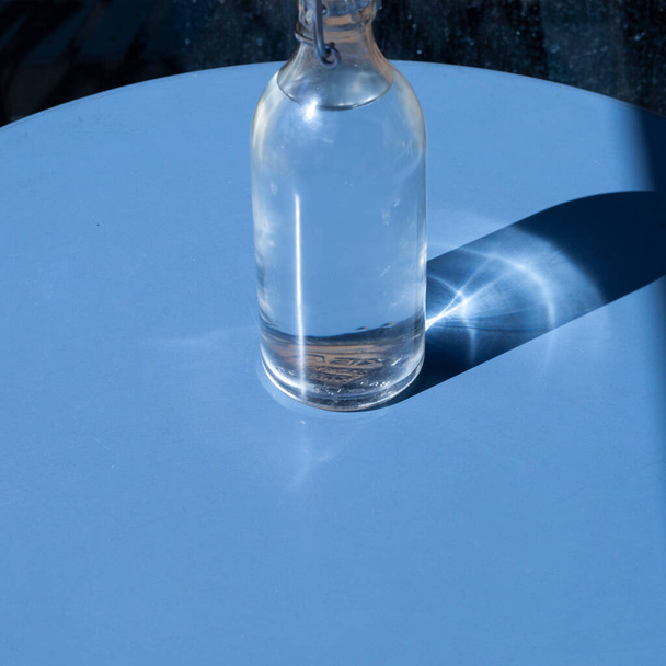 ПАРИЖ, ФРАНЦИЯ - 02 ноября 2023 года: Бесплатный графин с водой в каждом ресторане Франции - Фото, изображение