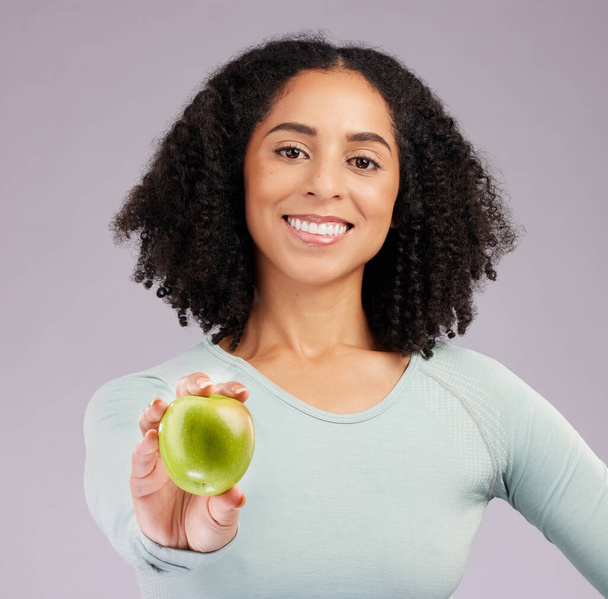 Mulher feliz, retrato e sorriso com maçã para dieta, nutrição natural ou vitaminas contra fundo estúdio branco. Modelo feminino sorrindo e segurando frutas orgânicas em dieta saudável, alimentos ou bem-estar. - Foto, Imagem