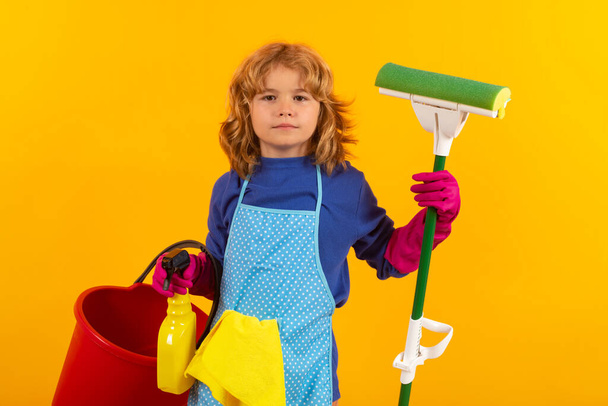 Portret dziecka sprzątanie, rozwój koncepcji, rozwój, relacje rodzinne. Koncepcja sprzątania i sprzątania domu. Dziecko używać odkurzacza i rękawice do czyszczenia. Studio pojedyncze tło - Zdjęcie, obraz