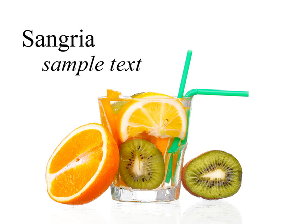 dzban z orzeźwiającego drinka z plasterki cytryny, pomarańczy i kiwi na białym tle - Zdjęcie, obraz