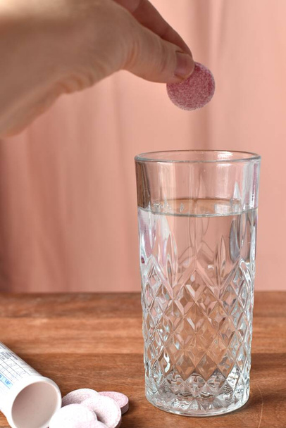 vitamina efervescente mergulha na água em um copo - Foto, Imagem