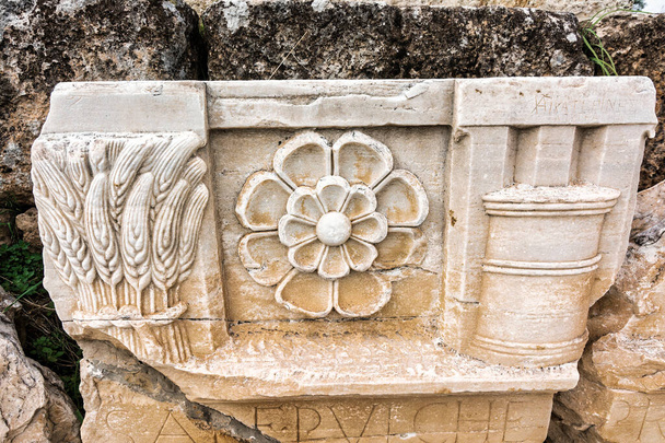 Antigas ruínas de mármore esculpidas no Sítio Arqueológico de Eleusis, em Ática. Grécia. - Foto, Imagem