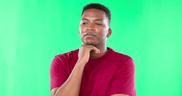 Denkende, verwarde en zwarte man op het groene scherm studio met beslissing, keuze en gebaar op mockup achtergrond. Twijfel, verbijsterd en duur mannetje met emoji voor het kiezen, overwegen of onzeker. - Video