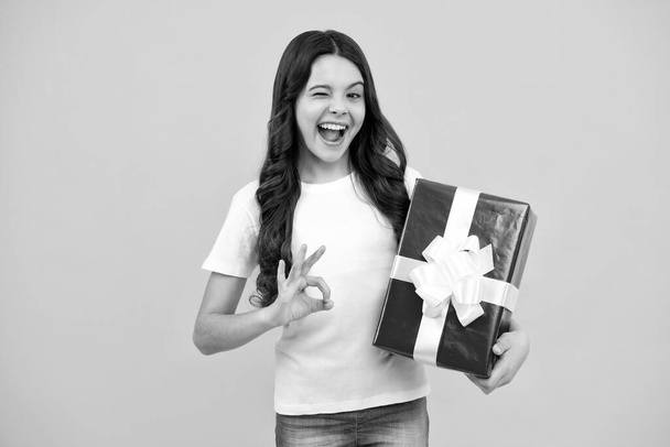 Amazed teenager. Teenager child with gift box. Present for winter birthday, Valentines day, New Year or Christmas. Excited teen girl - 写真・画像