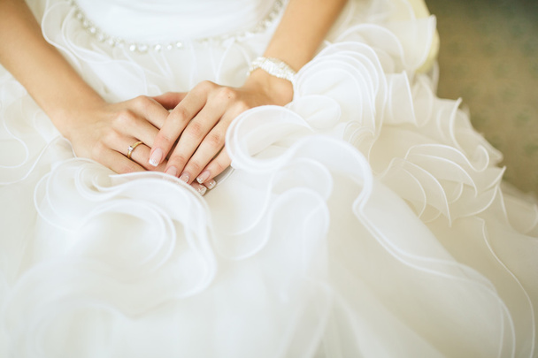fehér ruha menyasszony kezét - Fotó, kép