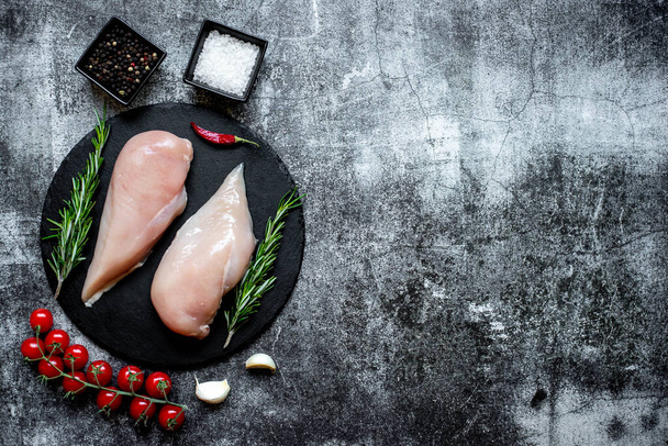 syrová kuřecí prsa s kořením a bylinkami na kamenném pozadí - Fotografie, Obrázek