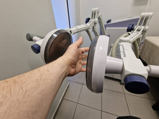 Електромагнітні хвилі терапія та радіочастотна стимуляція для чоловічої руки як альтернативна медицина
 - Фото, зображення