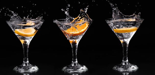 Vermout cocktail binnen Martiniglas over donkere achtergrond - Foto, afbeelding
