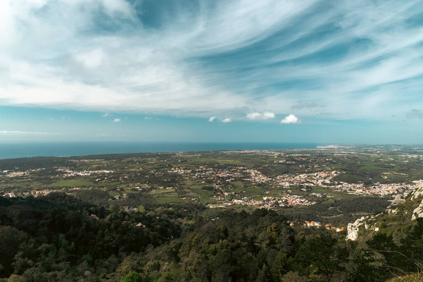 Hermoso paisaje natural con vistas a Sintra y cielo azul. Lisboa, Portugal - Foto, imagen