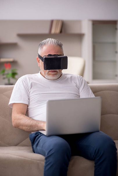 Homme âgé jouissant de lunettes virtuelles à la maison - Photo, image