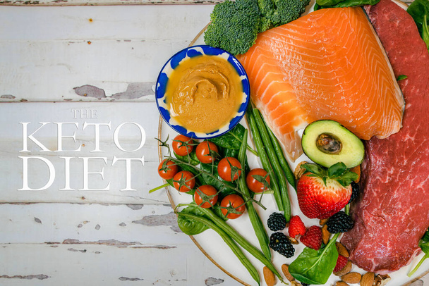 фоновая тарелка из свежих кето продуктов с текстом, который отображает диету кето - Фото, изображение