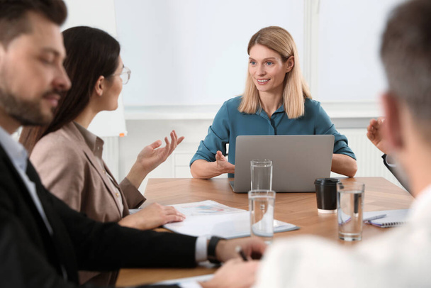 Businesswoman having meeting with her employees in office - Fotoğraf, Görsel