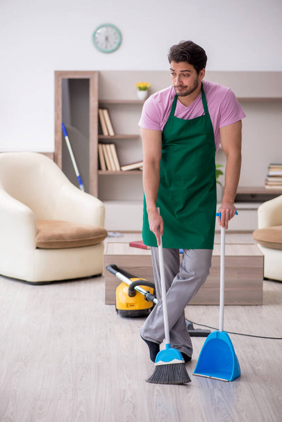 Νέος εργολάβος καθαρίζει το σπίτι - Φωτογραφία, εικόνα