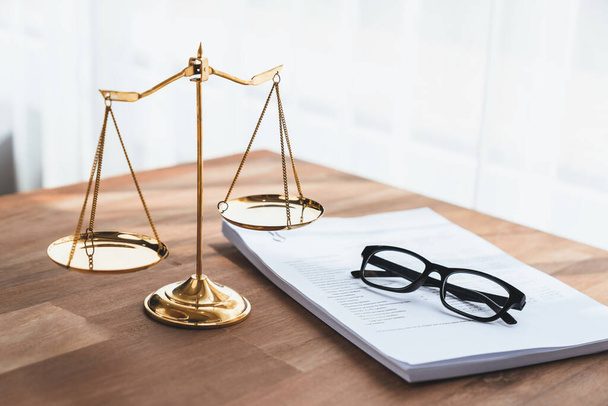 Parlak altın dengeli ölçek ve hukuk bürosundaki yasal kağıt yığını konsept adalet ve hukuki sembol olarak masanın üzerinde. Avukat ve avukatın adil ve eşitlik kararı için terazi uygulayın. denge - Fotoğraf, Görsel