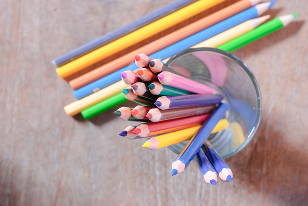 Lápis coloridos sobre fundo de madeira cor
 - Foto, Imagem