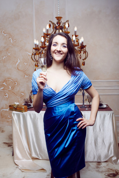 Porträt eines fröhlichen Mädchens mit Champagner - Foto, Bild
