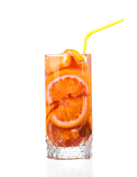 オレンジと白い背景の上のキウイのレモン スライスとさわやかなドリンクを飲みながら投手 - 写真・画像