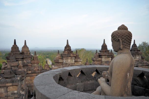 Buda en Borobudur Templo en la isla de Java
 - Foto, imagen