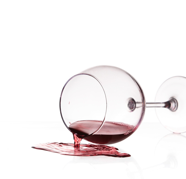 Vino rosso versato da vetro su sfondo bianco
 - Foto, immagini