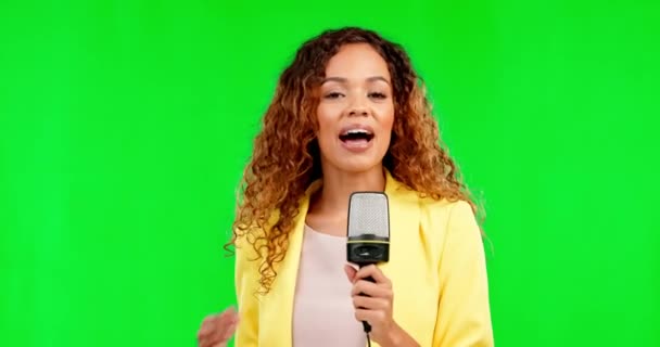 Зелений екран, мікрофон і жінка обличчям ізольовані на студійному фоні, транслюються презентації або новини. Репортер людина або ведучий виступає, оголошення або відео трансляція в прямому ефірі на макеті хромакей
. - Кадри, відео