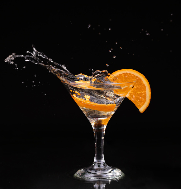 Vermouth cocktail à l'intérieur verre de martini sur fond sombre
 - Photo, image