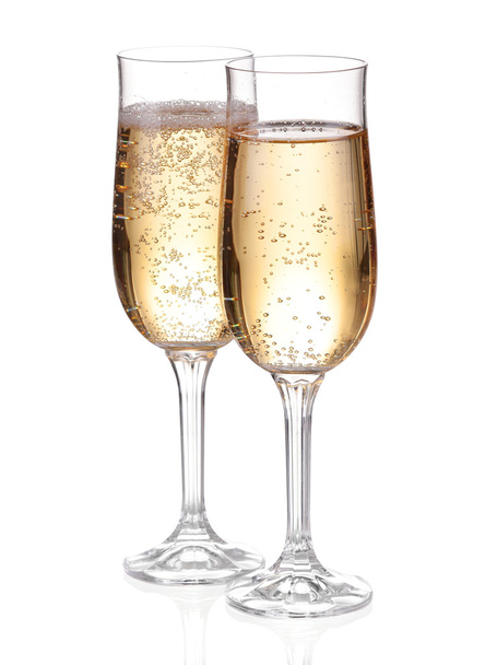 Dois copos com champanhe. Isolado em branco com caminho de recorte
. - Foto, Imagem