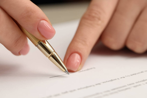 Woman signing document with pen, closeup view - Foto, Imagen