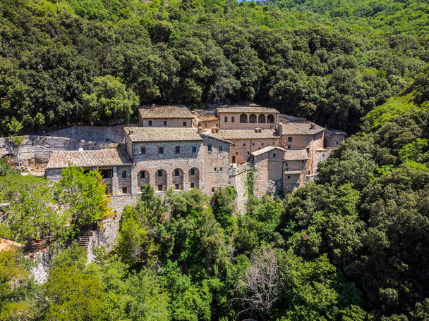Hermosa vista de Eremo delle Carceri, Italia Asís. Ermita de las cárceles en el Monte Subasio - Foto, Imagen
