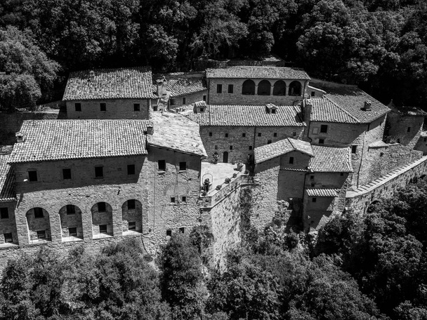 Bela vista de Eremo delle Carceri, Itália Assisi. Ermida das prisões no Monte Subasio - Foto, Imagem