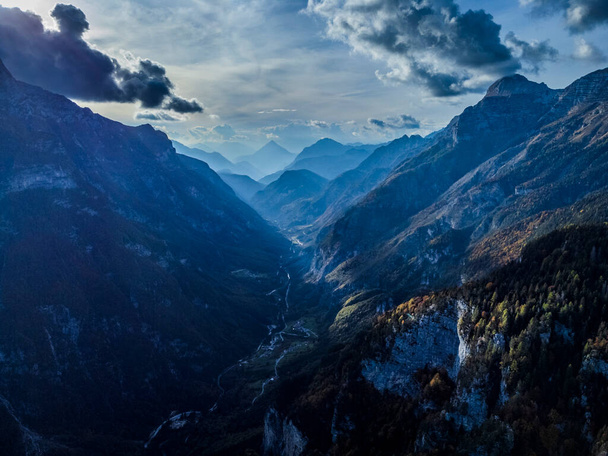 Pohled na údolí Val Raccolana a Montasio, severovýchod od Itálie - Fotografie, Obrázek
