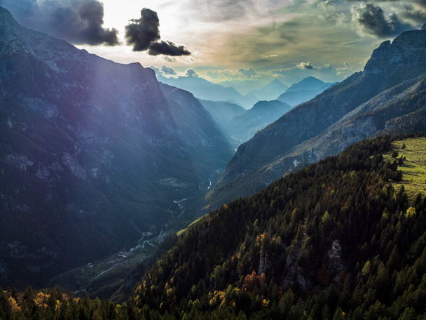 Veduta della Val Raccolana e di Montasio, a nord est dell'Italia - Foto, immagini