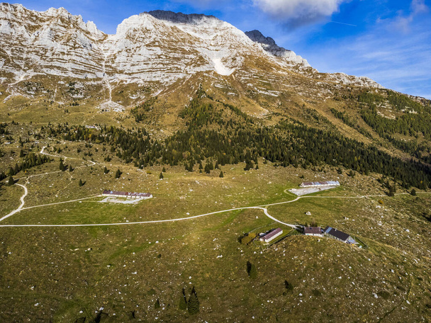 Näkymä Val Raccolanan laaksoon ja Montasioon, koilliseen Italiasta - Valokuva, kuva
