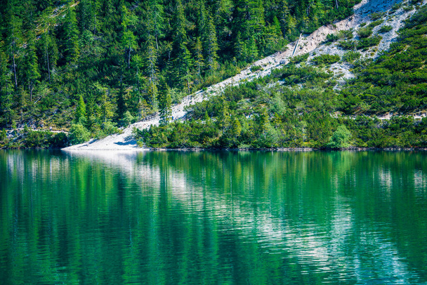 Dolomitas. Lago Braies y barcos. Colores esmeralda en el agua. - Foto, Imagen